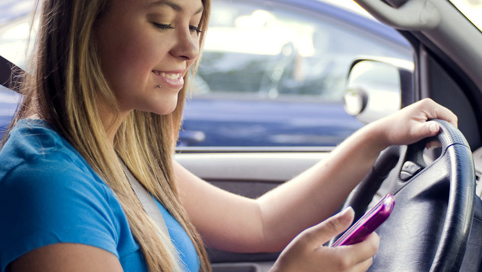 texas-teen-girl-texting-while-driving
